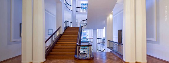 frontaler Blick auf das Treppenhaus des Bundesfinanzhofs im Art-déco-Stil  