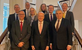 Gruppenfoto mit Vizepräsidenten des BFH, Präsidenten des EuGH, Präsidenten des BFH (erste Reihe von links nach rechts) sowie Senatsvorsitzenden dahinter