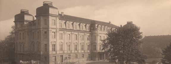 [Translate to Englisch:] historisches Gebäude von außen - Bundesfinanzhof