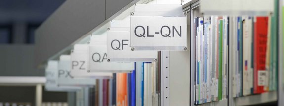 beleuchtete Beschriftung der Regale in der Bibliothek des Bundesfinanzhofs
