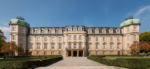 Gesamtansicht der Vorderfront des Bundesfinanzhofs