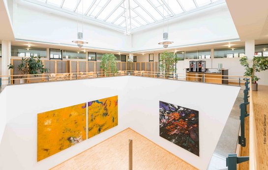 Lichthof mit zeitgenössischen Kunstwerken im Neubau des Bundesfinanzhofs