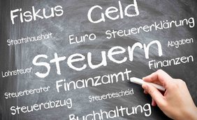 Kreide auf Schiefertafel, schreibt Steuern, Geld, Fiskus