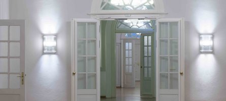 geöffnete weiße Holzflügeltüren mit Flurlichtern im Art-déco-Stil im Bundesfinanzhof 
