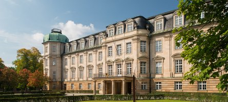 Blick auf die sonnenbeschienene Gebäudefront des BFH und die Skulptur Guernica 