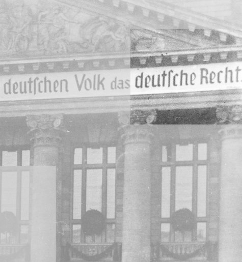 1933 Front des heutigen Bundesverwaltungsgerichts in Leipzig mit Banner der Nationalsozialisten mit der Aufschrift "Durch Nationalsozialismus dem deutschen Volk das deutsche Recht"