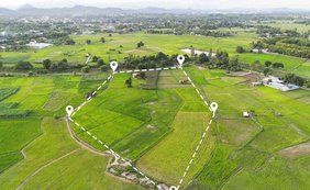 Vogelperspektivenblick auf Wiesenlandschaft mit fünfeckigen Googlemaps-Markierungen