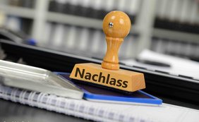 Stempel auf schwarzem Stempelkissen mit Aufschrift Nachlass