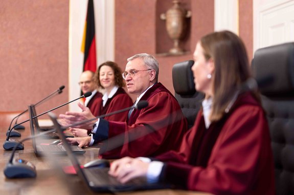 Richterrinnen und Richter am Bundesfinanzhof sitzen während einer mündlichen Verhandlung an der Richterbank