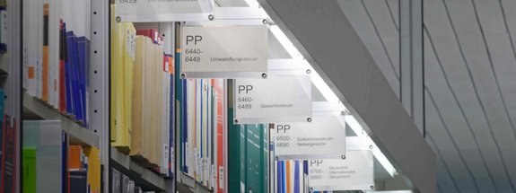 beleuchtete Beschriftung der Regale in der Bibliothek des Bundesfinanzhofs