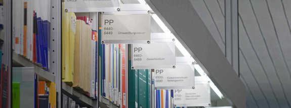 beleuchtete Beschriftung der Regale in der Bibliothek des Bundesfinanzhofs