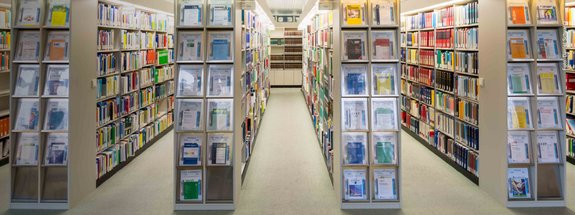 beleuchtete Regalreihen der BFH-Bibliothek mit Sammlungsschwerpunkt Steuer- und Zollrecht