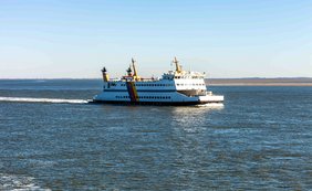 Eine Passagierfähre fährt über das Wasser.