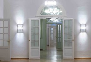 geöffnete weiße Holzflügeltüren mit Flurlichtern im Art-déco-Stil im Bundesfinanzhof