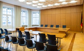 Besucherstühle, Beteiligtenplätze und Richterbank im Sitzungssaal I des BFH