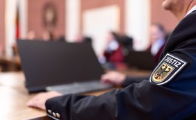 Justizwachtmeister unterstützt eines mündliche Verhandlung am Bundesfinanzhof 