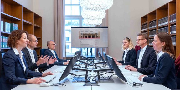 Richterinnen und Richter am Bundesfinanzhof beraten eine Entscheidung in einer Senatssitzung