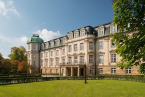 Blick auf die sonnenbeschienene Gebäudefront des BFH und die Skulptur Guernica