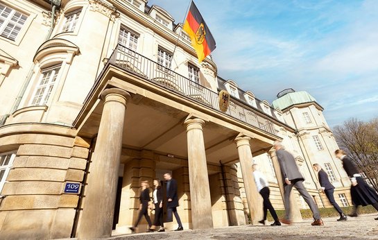 Personen besuchen und verlassen den Bundesfinanzhof