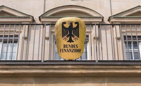Metallschild Aufschrift Bundesfinanzhof Balkongeländer