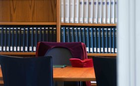Blick in ein Beratungszimmer des Bundesfinanzhofs, in dem die Richterschaft ihre Entscheidungen berät