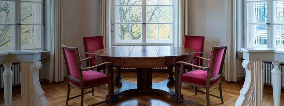 erhöhte Sitzecke im Erker des Musikzimmers des Bundesfinanzhofs