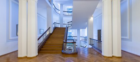 frontaler Blick auf das Treppenhaus des Bundesfinanzhofs im Art-déco-Stil   Bundesfinanzhof: Treppenhaus, Foto: Daniel Schvarcz