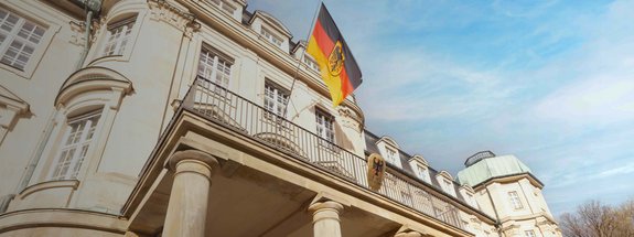 Deutschlandfahne weht vor dem Eingangsportal des Bundesfinanzhofs