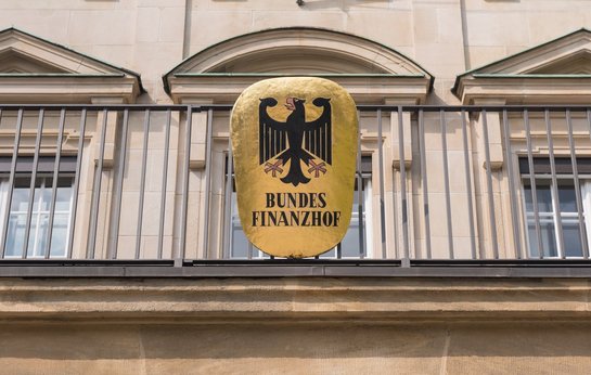 Großaufnahme vom goldenen Bundesfinanzhof-Wappen mit Bundesadler