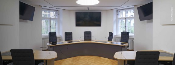 Monitore, Richterbank und Beteiligtenplätze im elektronischen Sitzungssaal des Bundesfinanzhofs