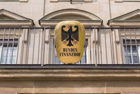 Großaufnahme vom goldenen Bundesfinanzhof-Wappen mit Bundesadler