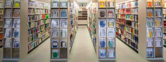 beleuchtete Regalreihen der BFH-Bibliothek mit Sammlungsschwerpunkt Steuer- und Zollrecht