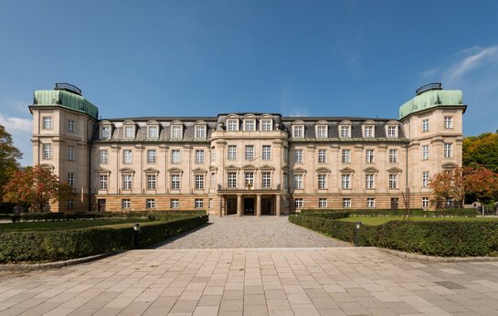 gesamte Gebäudefront des Bundesfinanzhofs vom Fußweg der Ismaninger Straße aus gesehen