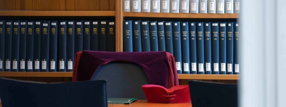 Blick in ein Beratungszimmer des Bundesfinanzhofs, in dem die Richterschaft ihre Entscheidungen berät